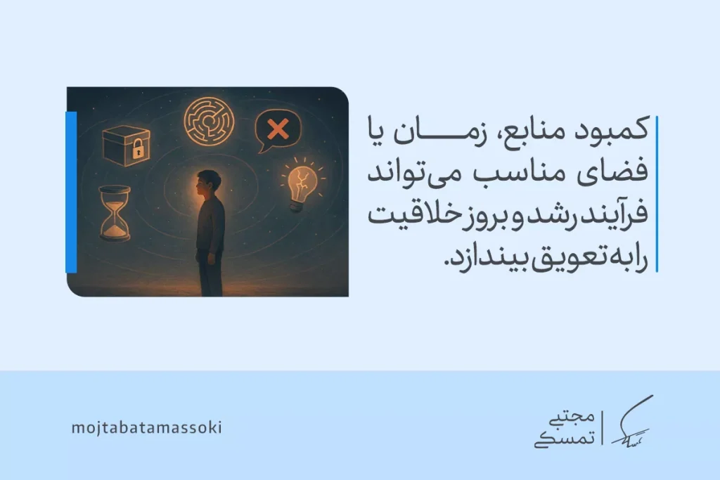 موانع خلاقیت چیست و چطور بر آنها غلبه کنیم؟ 4 فردی میان نمادهای قفل و ساعت شنی نشان میدهد که محدودیت زمان و منابع از موانع خلاقیت و رشد ذهنیاند.