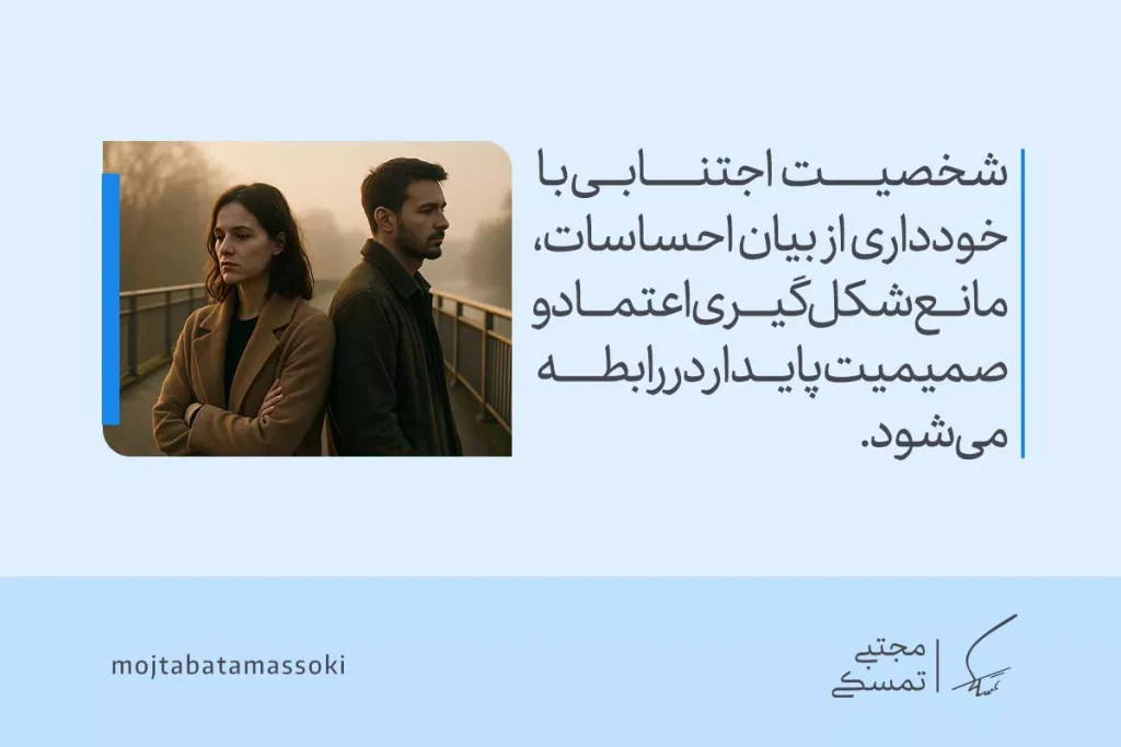 شخصیت اجتنابی در رابطه چیست و چگونه باید با آن برخورد کرد؟ 4 زوجی دور از هم روی پل ایستادهاند و نشان میدهند که شخصیت اجتنابی در رابطه با پنهانکردن احساسات میتواند صمیمیت را محدود کند.